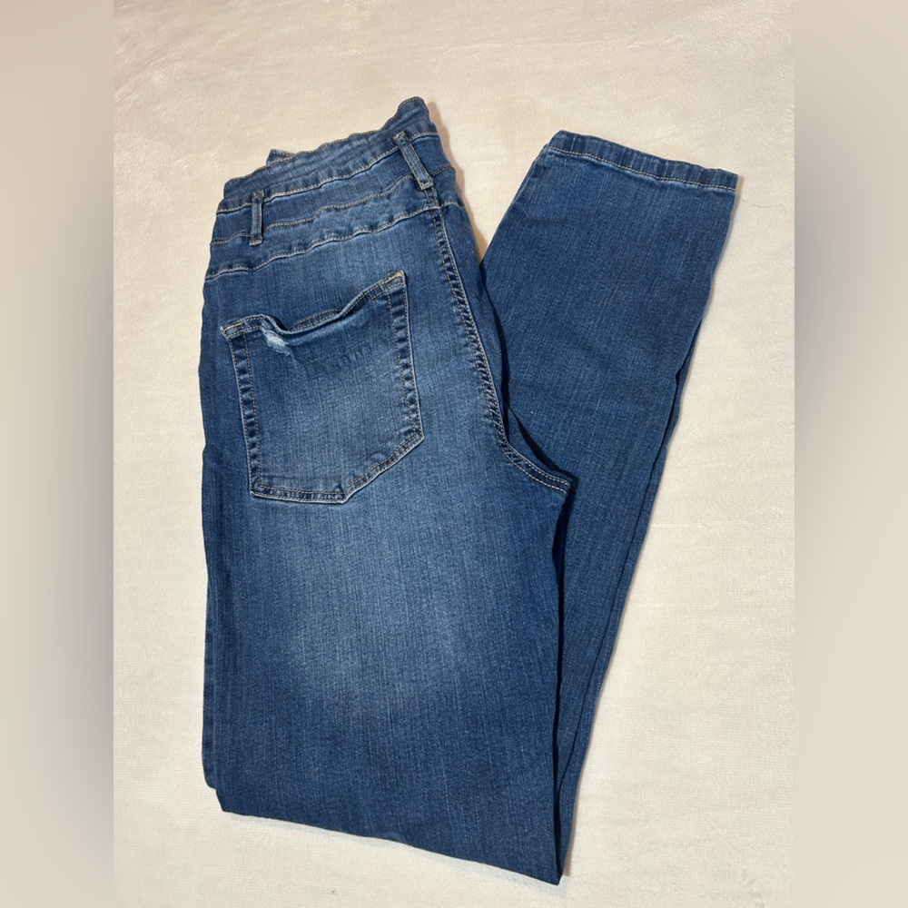 Urban Basics Distressed highwaisted denim